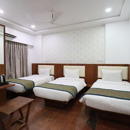 Hotel Center Point Solapur Eksteriør bilde
