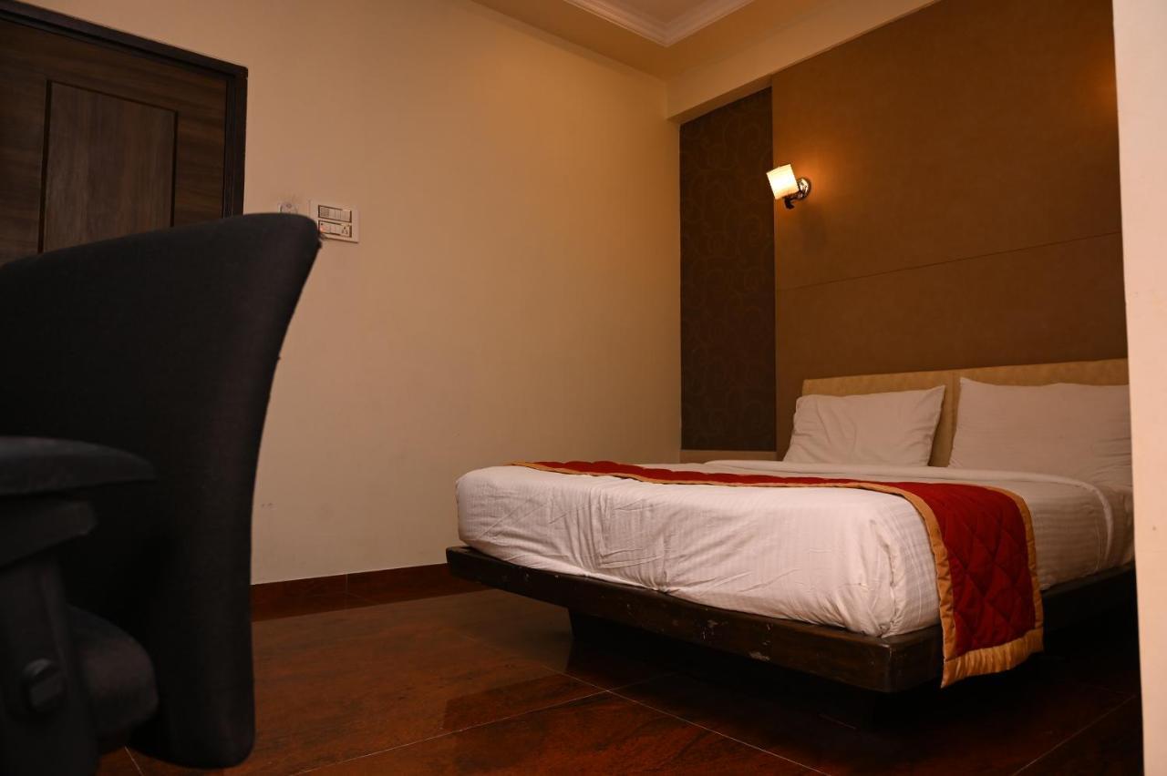 Hotel Center Point Solapur Eksteriør bilde