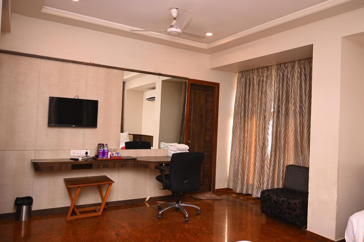Hotel Center Point Solapur Eksteriør bilde