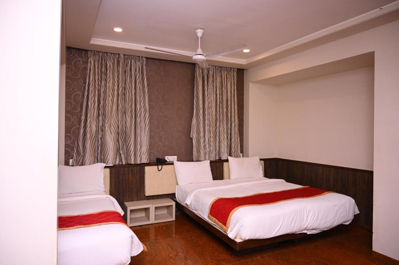 Hotel Center Point Solapur Eksteriør bilde