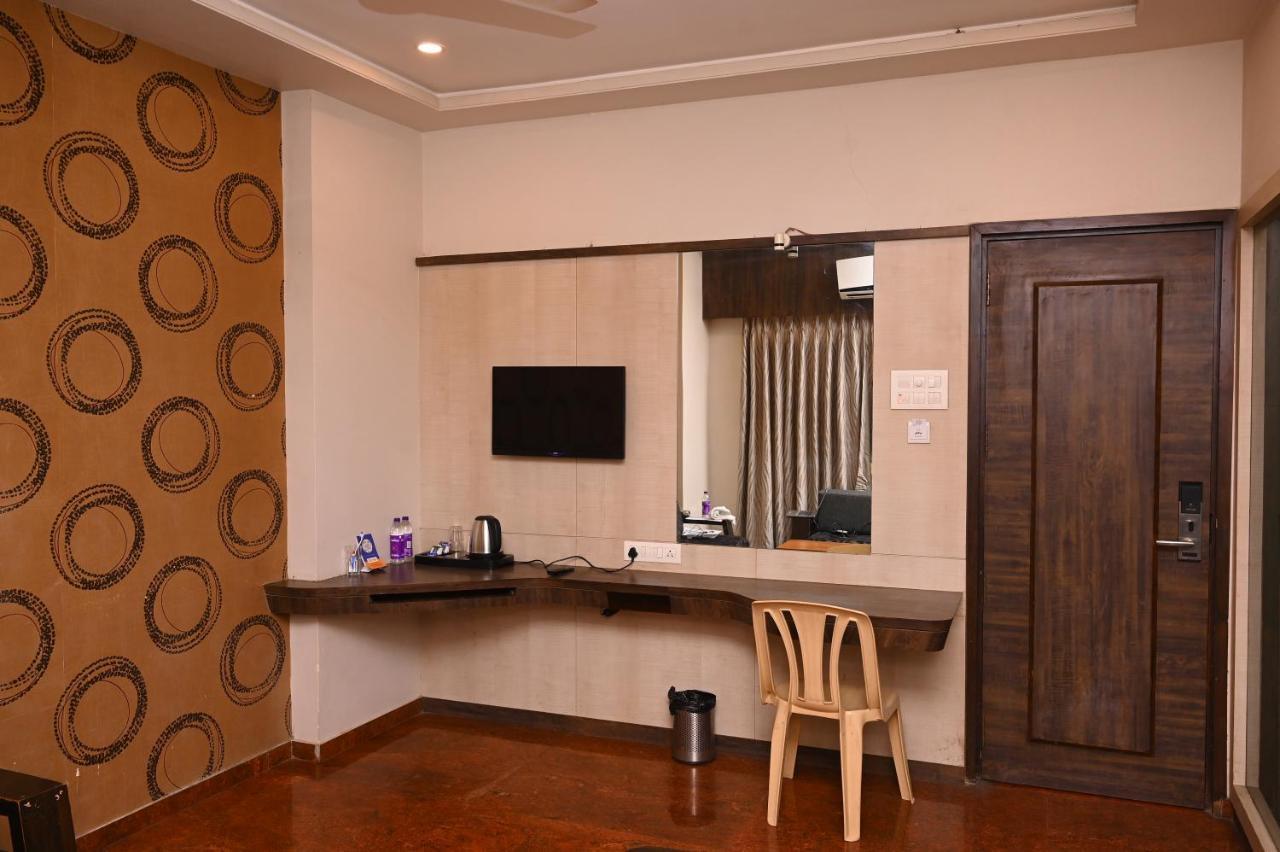 Hotel Center Point Solapur Eksteriør bilde