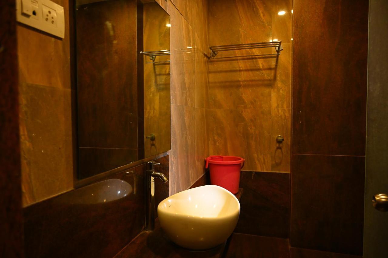 Hotel Center Point Solapur Eksteriør bilde