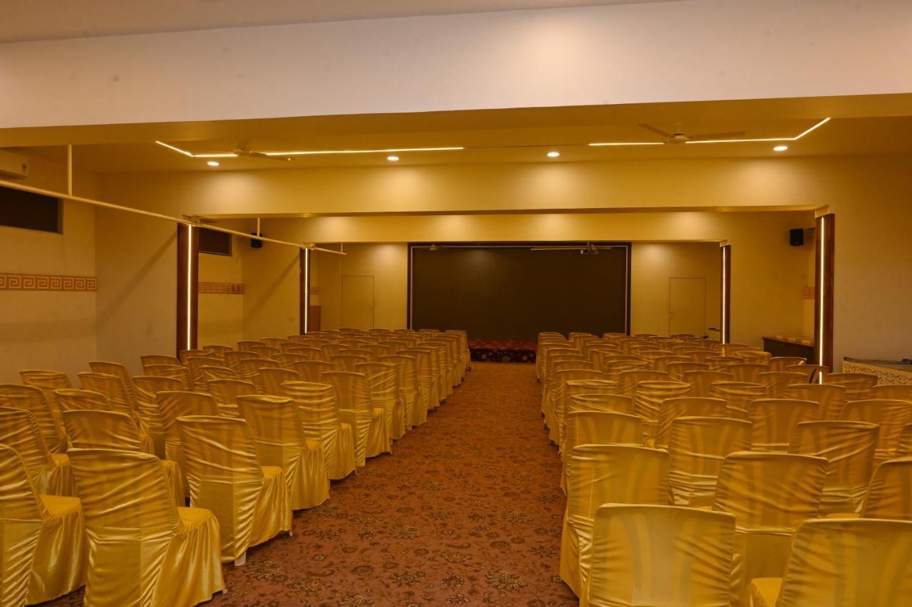Hotel Center Point Solapur Eksteriør bilde